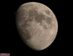 يبدو القمر معتماً كما يشاهد من الارض عندما يكون في طور